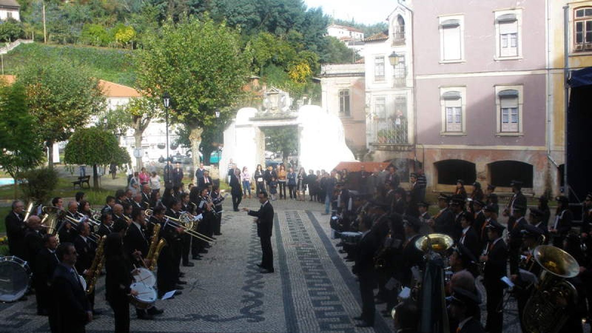 Actuación conjunta del la Filarmónica de Lorvao y la banda de música de Cistierna. CAMPOS