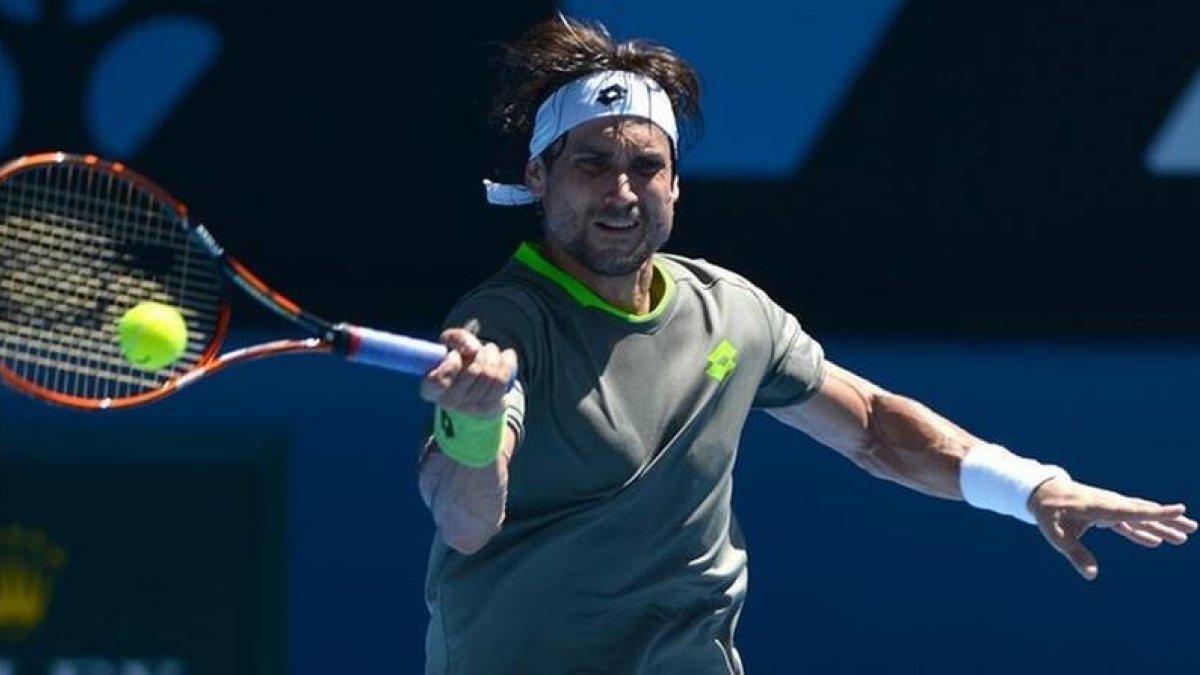 Ferrer golpea de 'drive' en su estreno en Australia.