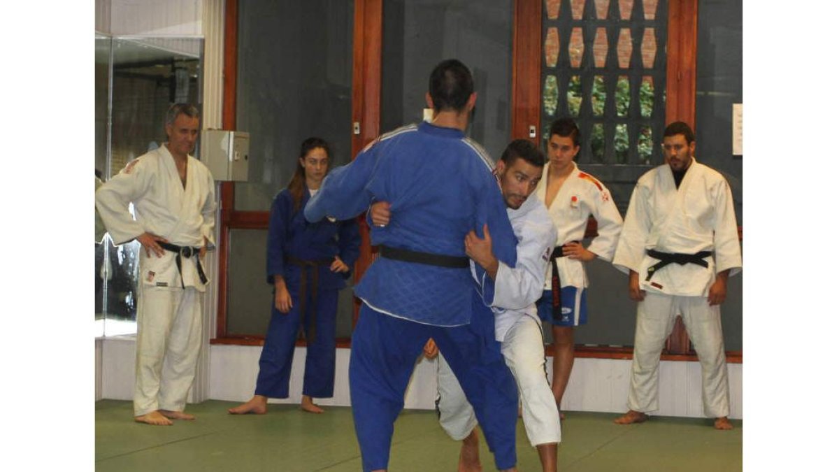 Los del judo y la lucha leonesa vuelven a compartir agarres por una causa solidaria