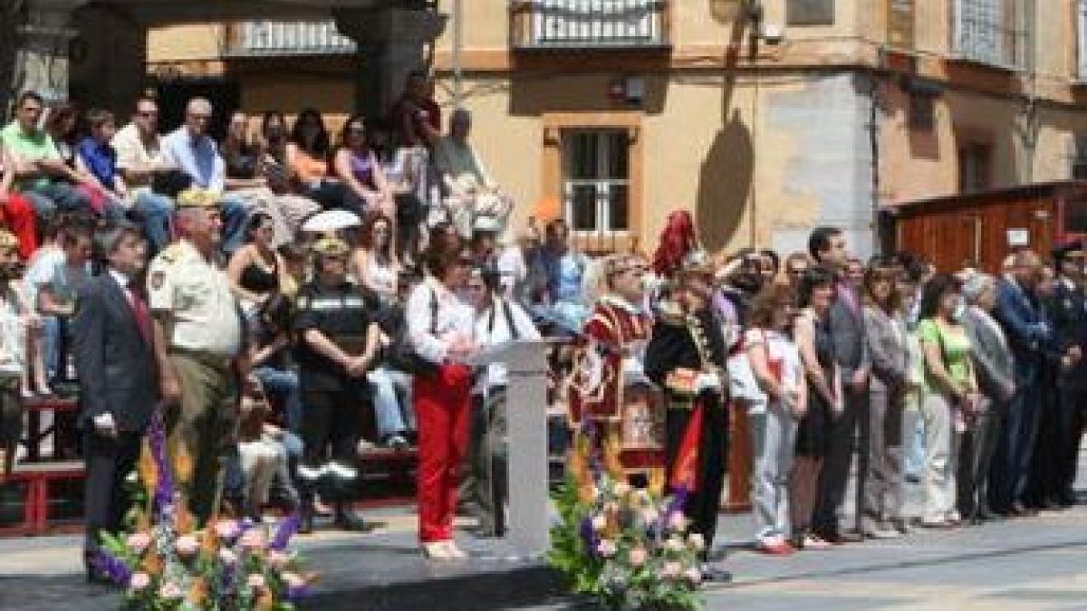 Efectivos del V Batallón de la UME permanecen firmes en el transcurso del acto de ayer.