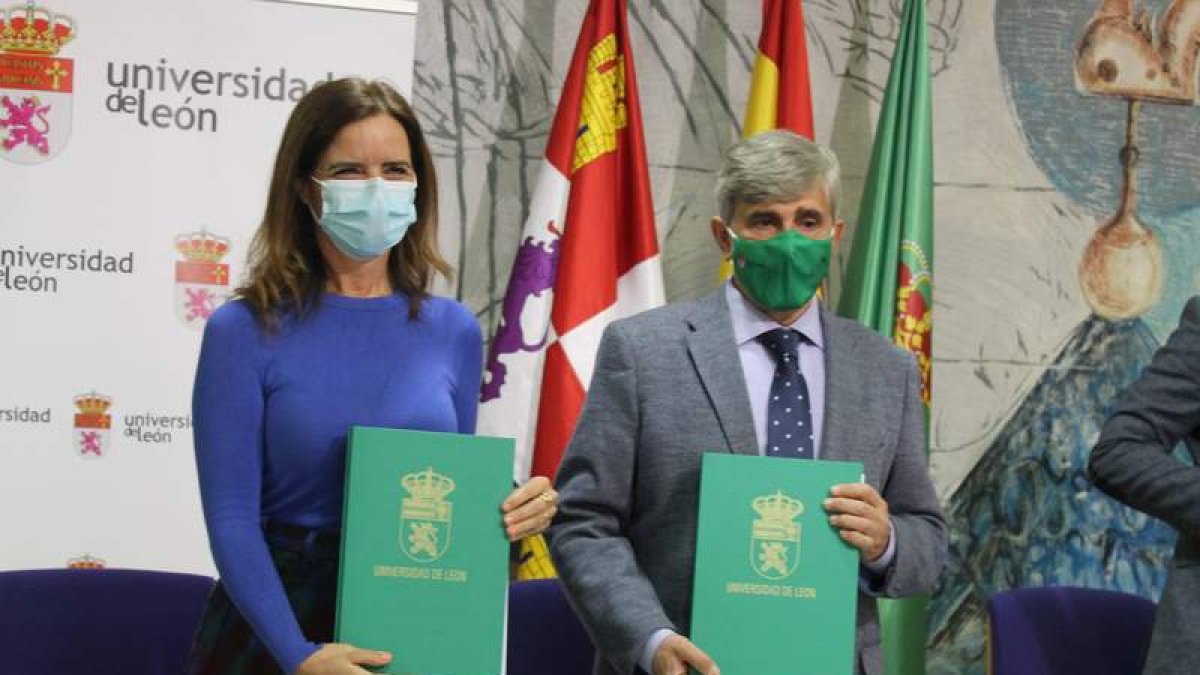 Ana Carlota Amigo y Juan Francisco García Marín, en la firma del convenio. DL