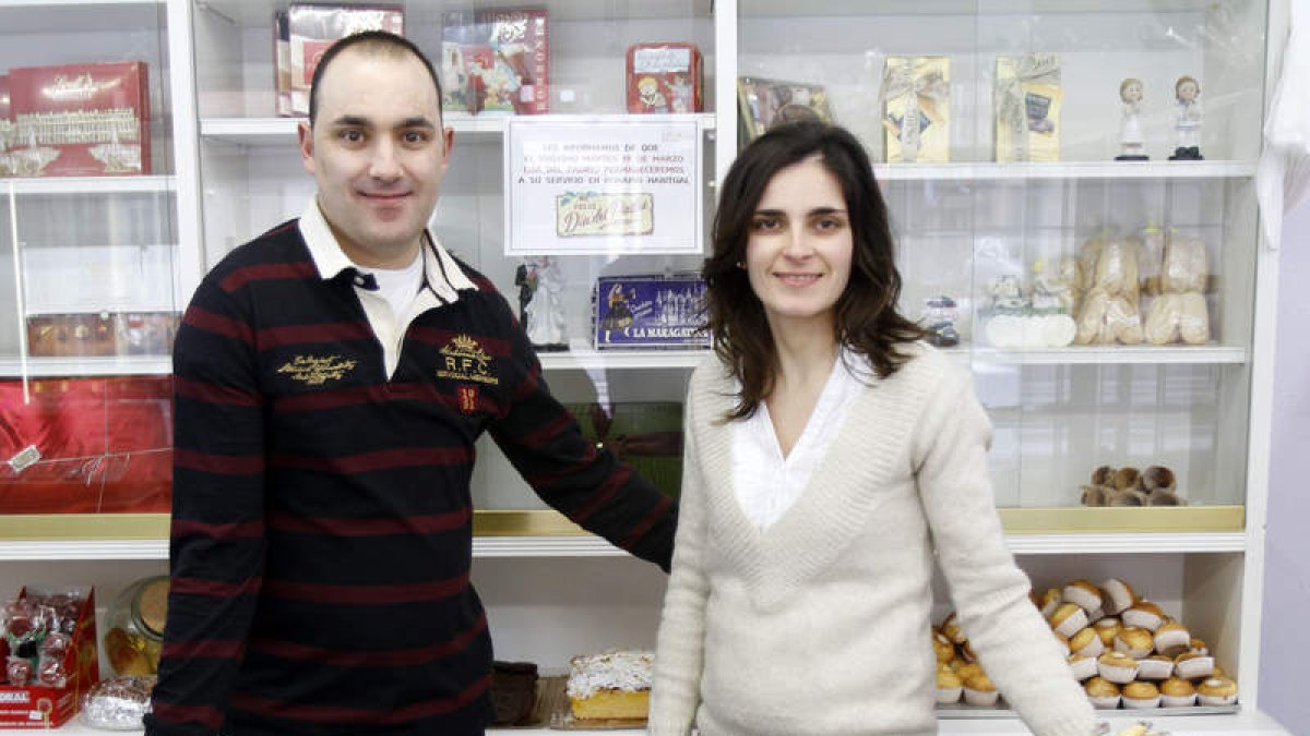 Francisco y Yolanda García Fernández en su pastelería de León, Milhojas.