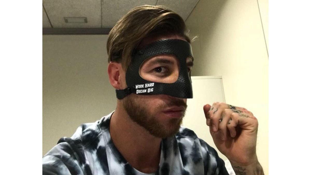 Sergio Ramos muestra su máscara protectora.