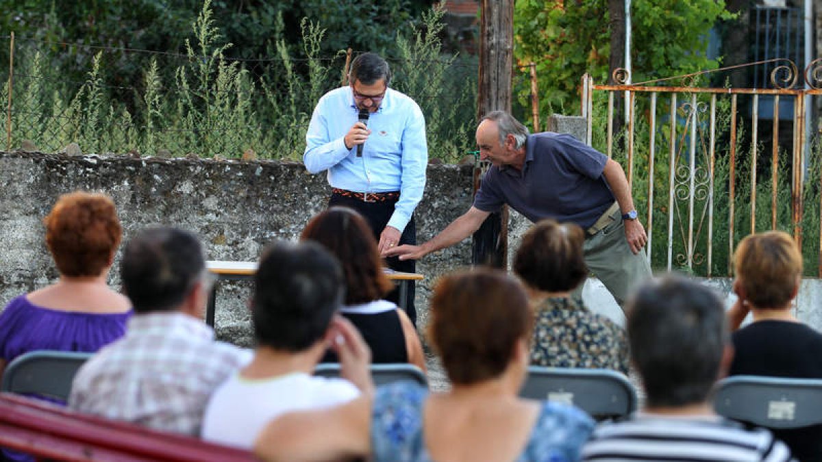 El alcalde de Cacabelos, en la asamblea celebrada ayer en la plaza Santa Lucía.