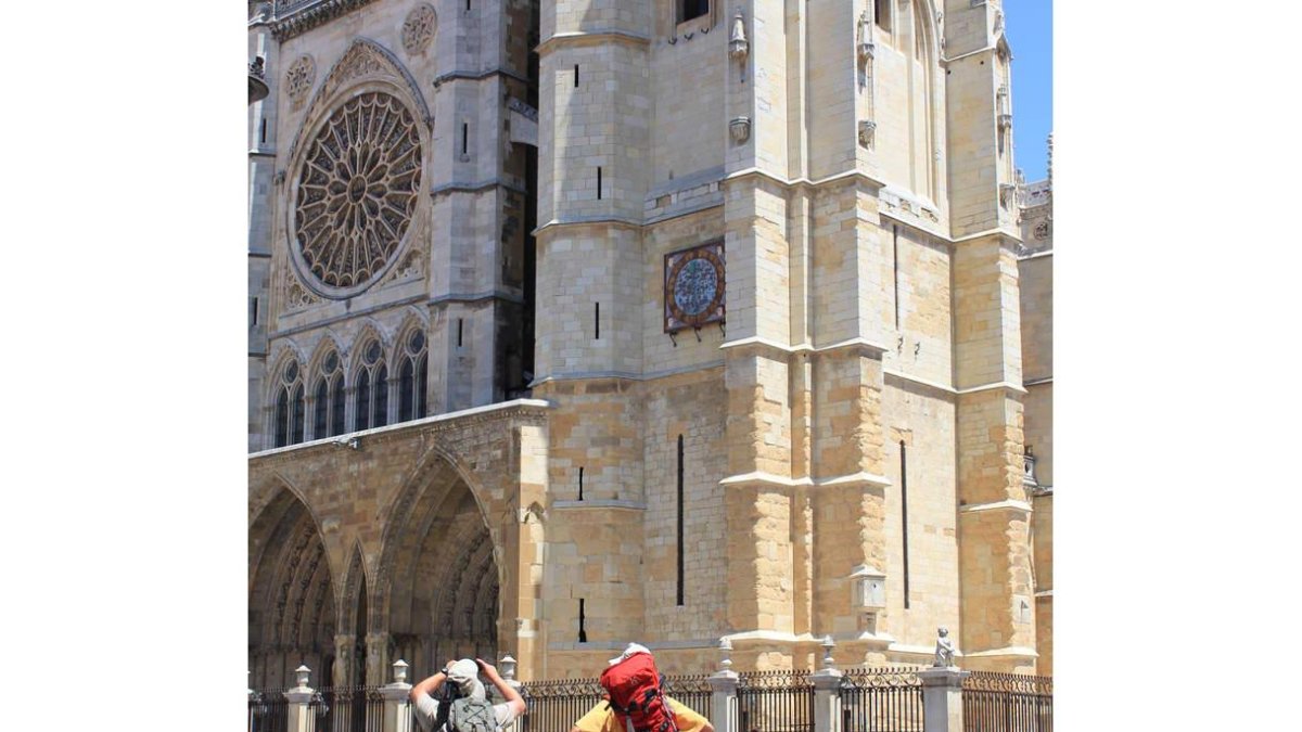 Los turistas fotografían la Catedral, que ha experimentado un crecimiento monumental en el número de visitantes. RUBÉN