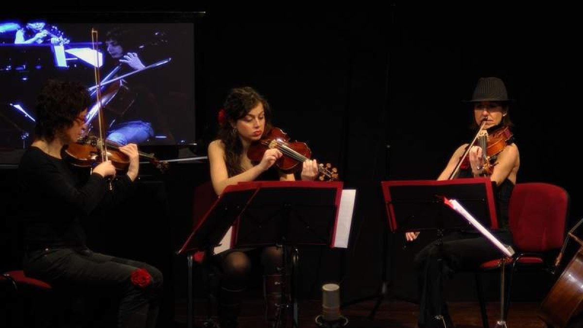 Dos violines, una viola y un chelo integran el cuarteto.