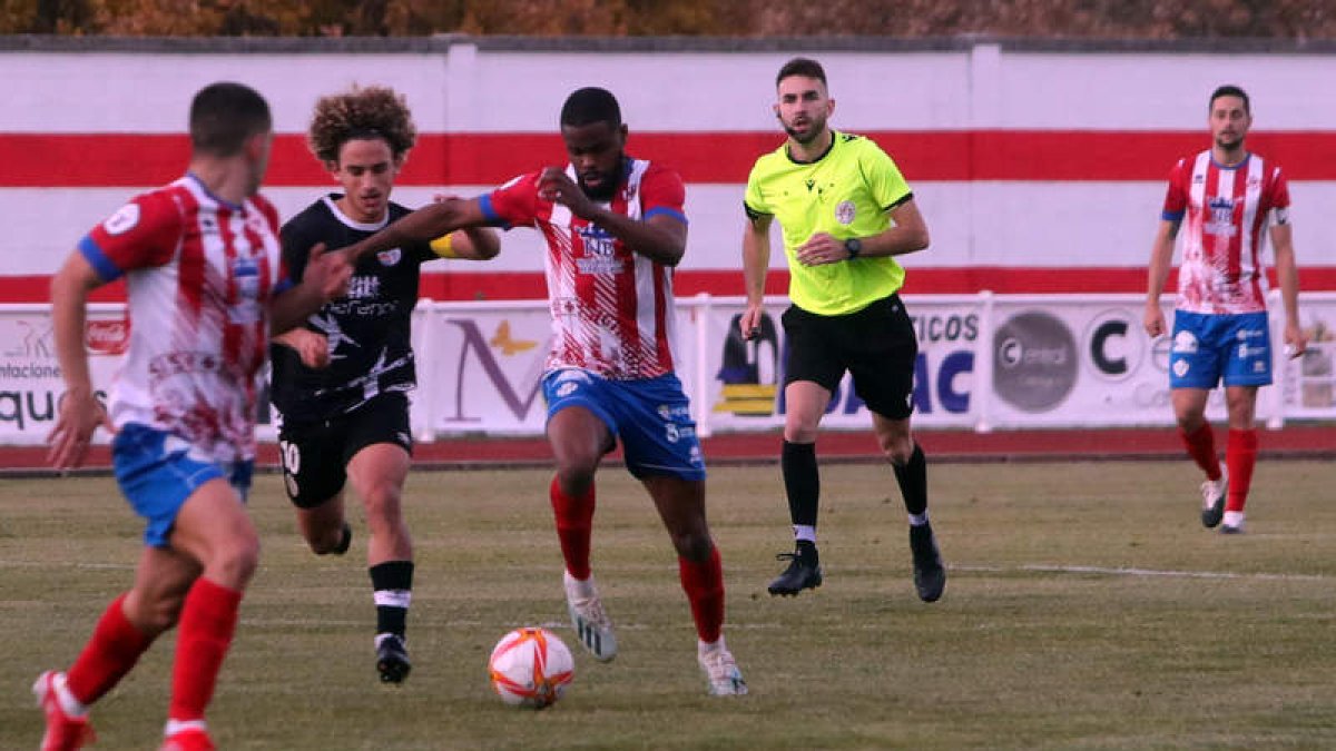 De los equipos leoneses sólo el Atlético Bembibre disputará su partido. ANA F. BARREDO
