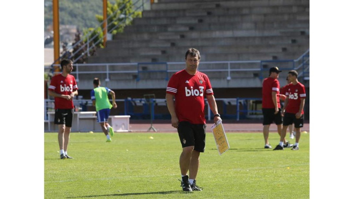 Manolo Díaz pide a la afición que aliente al equipo en el partido de mañana.