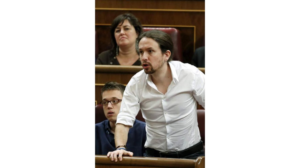 El líder de Podemos, Pablo Iglesias. A su lado, Errejón. JAVIER LIZÓN