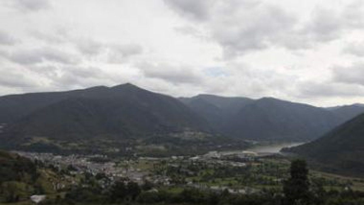 Vista del valle de Laciana, con la capital de la comarca, Villablino.