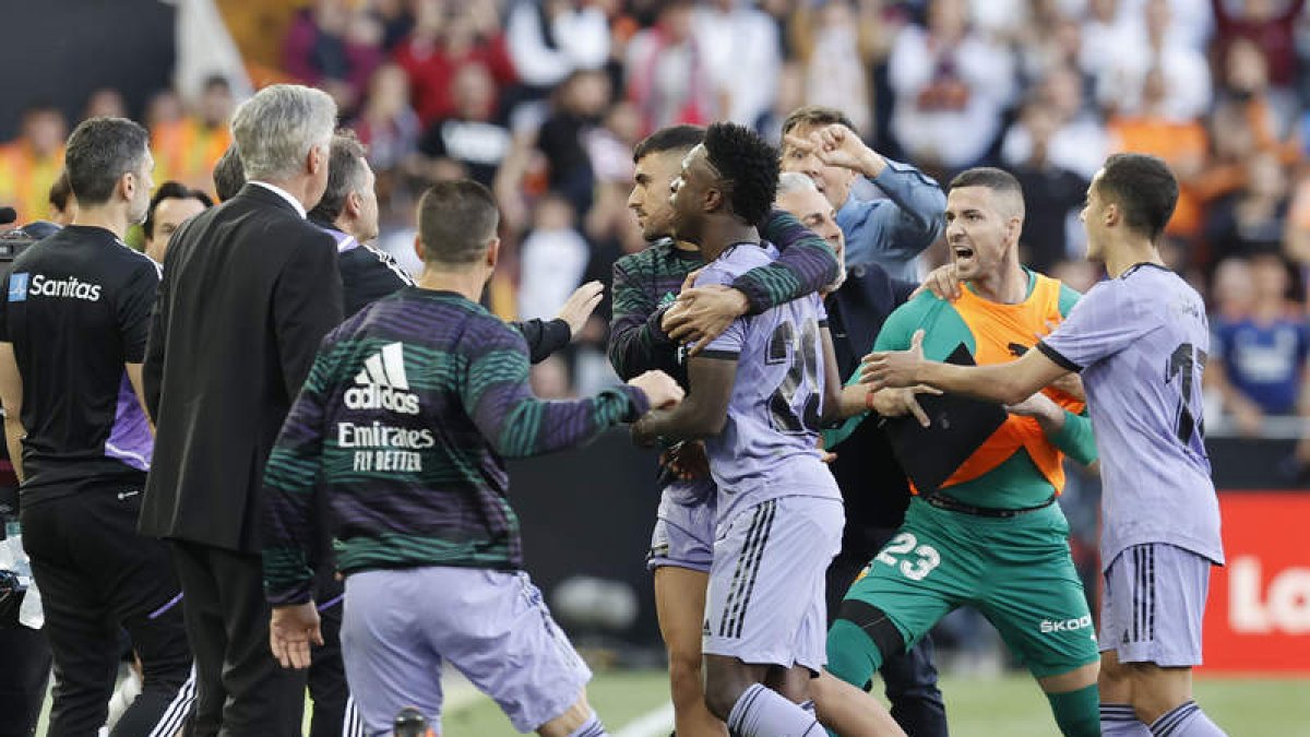 Vinicius perdió los papeles en Mestalla y fue expulsado con roja directa. KAI FORSTERLING
