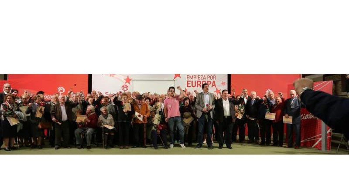 Rosas rojas para los militantes históricos