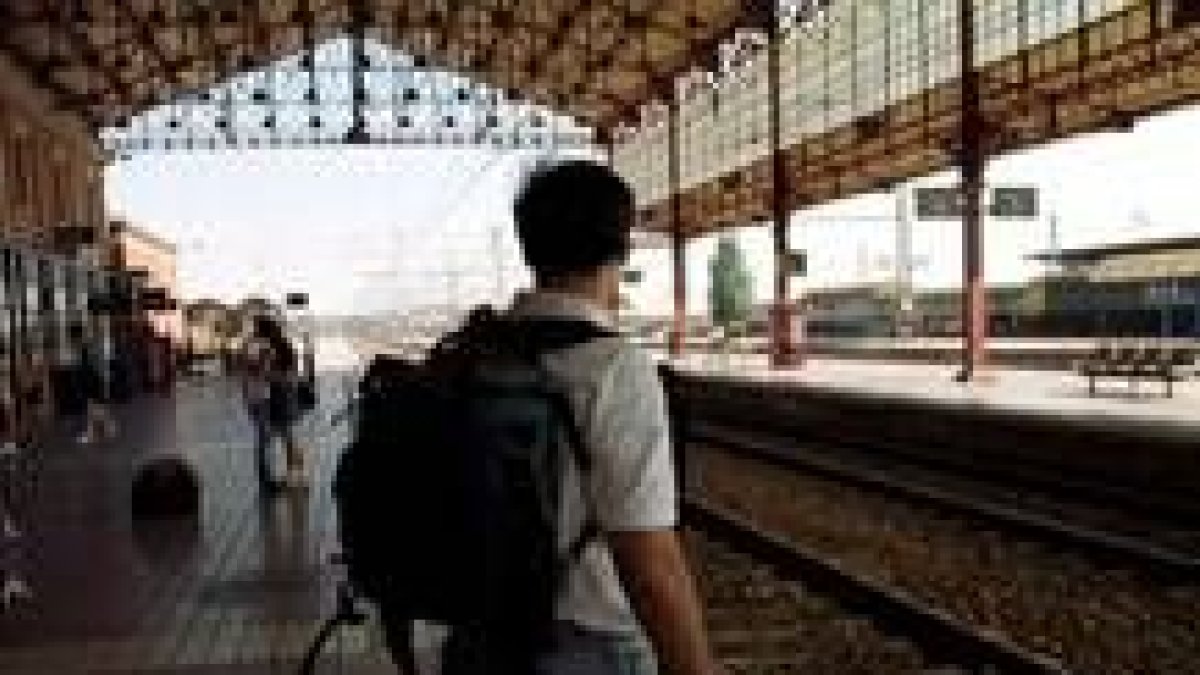 Los leoneses disponen desde hoy del «tren playero» para escaparse a Gijón