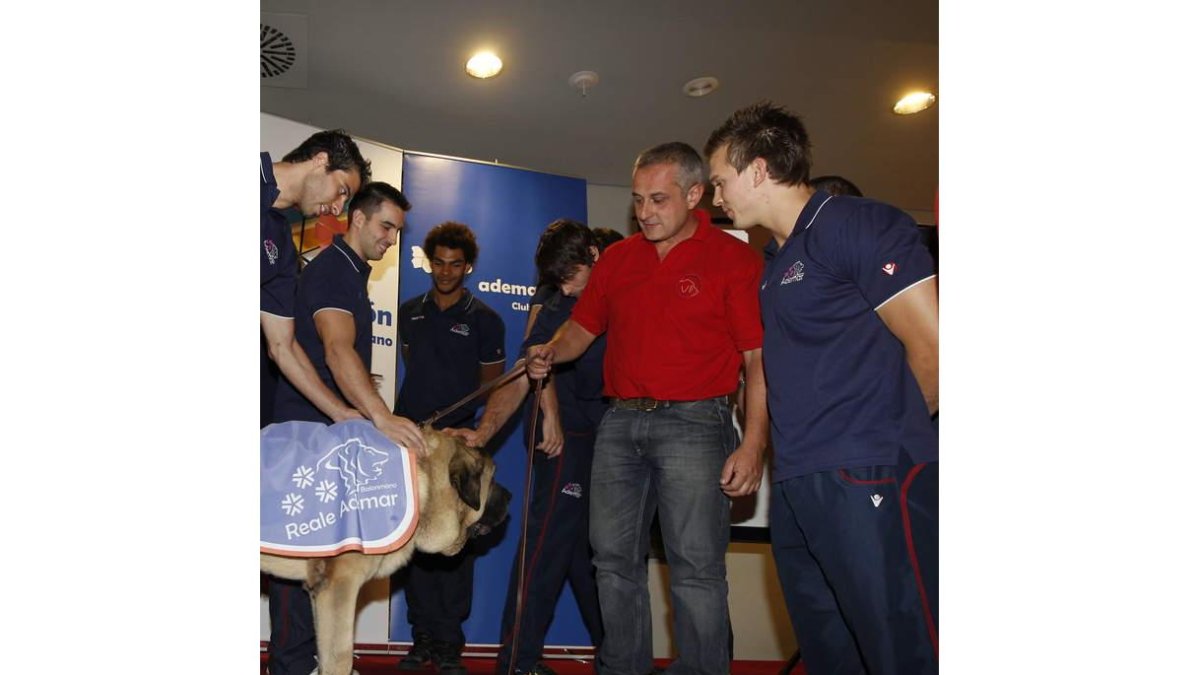 Jaime González, a la derecha, junto al mastín del Ademar.
