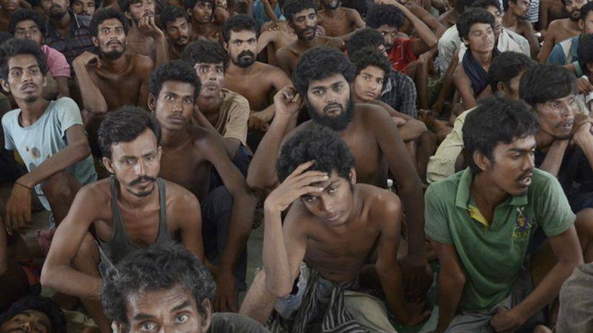 Inmigrantes rohingyas, una minoría que las Naciones Unidas considera apátrida, descansan tras ser rescatados.