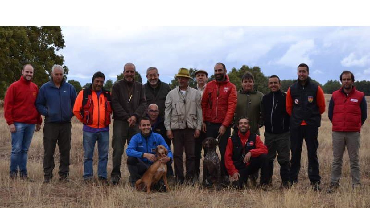 Foto de grupo de los participantes en el concurso celebrado en Cotos Pablo. DL
