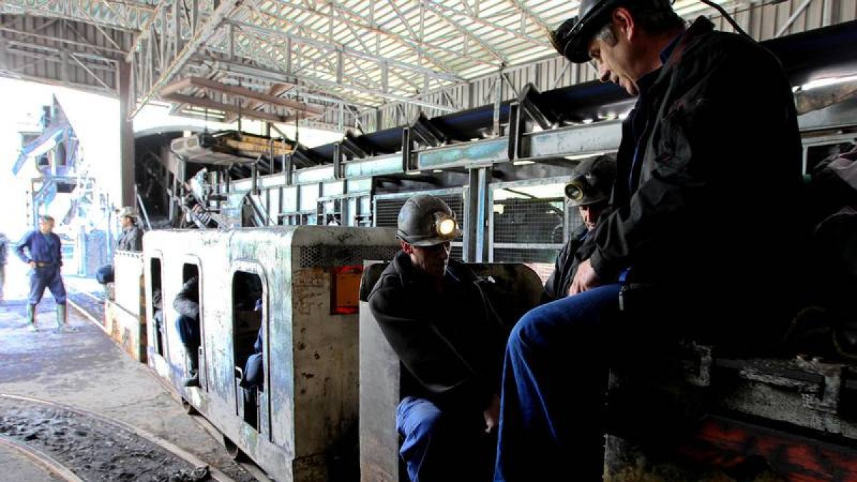 Mineros del Grupo Santa Cruz de Uminsa entran en una galería el 13 de mayo de 2013