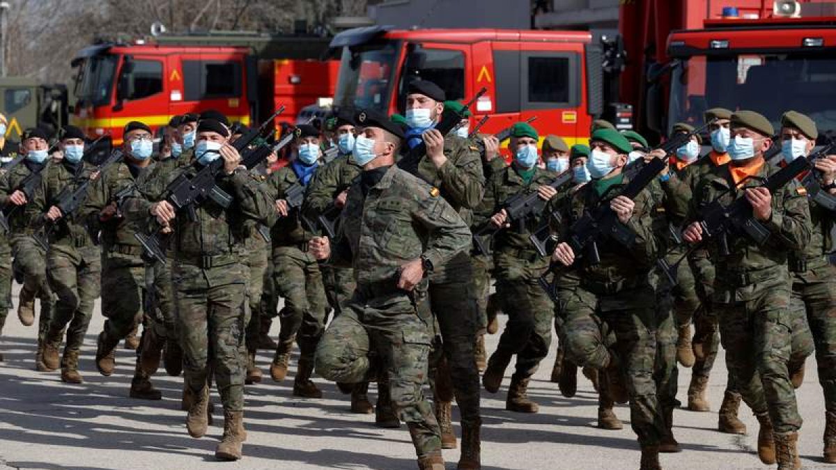 Militares de la UME, ayer en el homenaje a las Fuerzas Armadas en la base de Torrejón. CHEMA MOYA