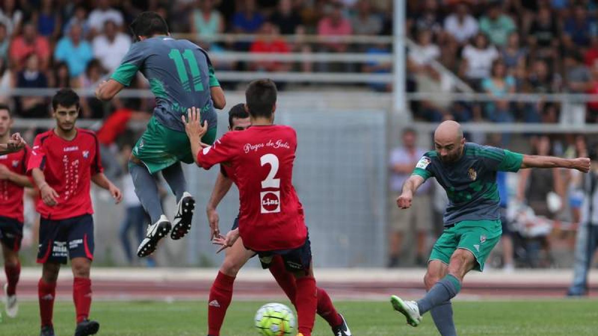 Pablo Infante dispara a la puerta del equipo gallego para marcar el segundo gol de la Deportiva al borde del tiempo de descanso