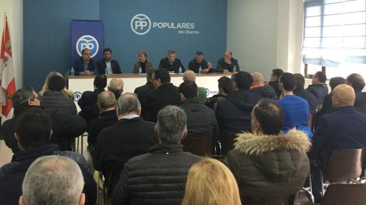 Reunión en la sede del PP en Ponferrada. PP