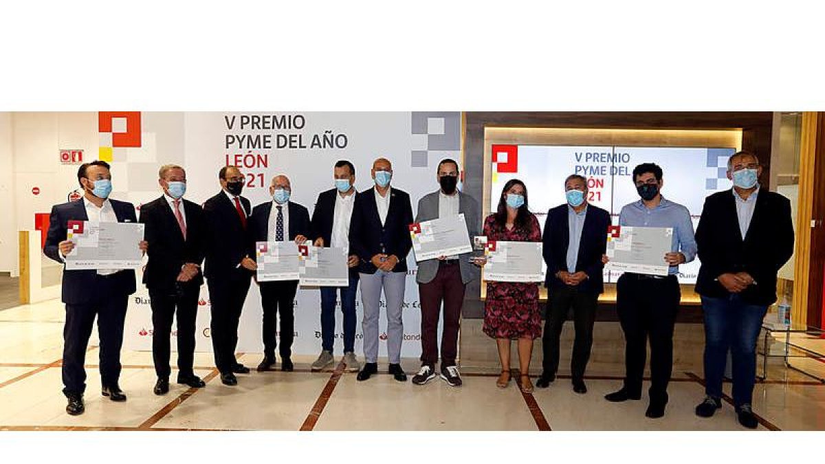 Foto de familia de los ganadores de esta quinta edición, a quienes acompañan los intervinientes. MARCIANO PÉREZ