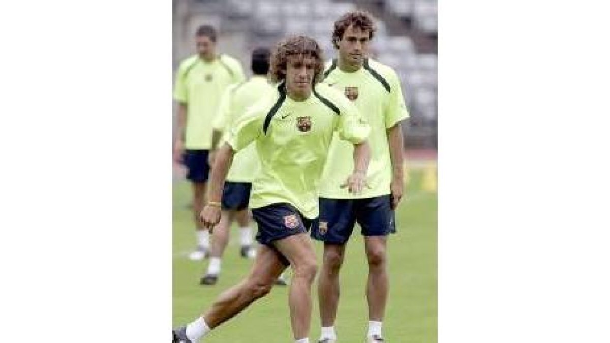Carles Puyol (a la izquierda) y Santi Ezquerro durante un entrenamiento