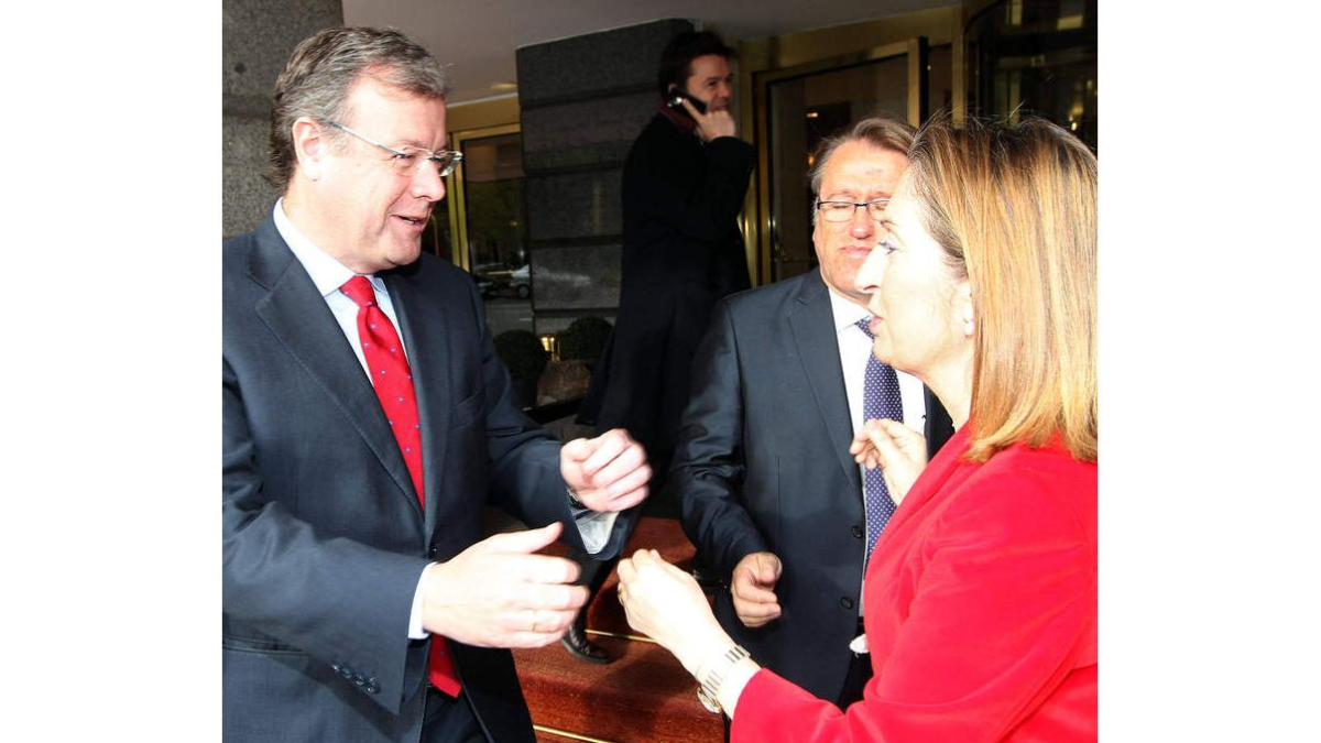 Silván, saludando ayer a la ministra en Madrid.