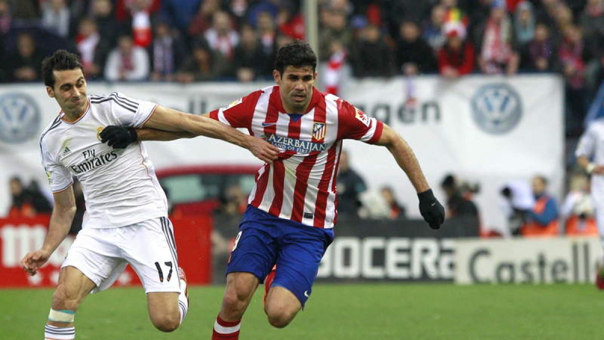 Arbeloa, junto a Diego Costa, en el partido ante el Atlético, el último que jugó.