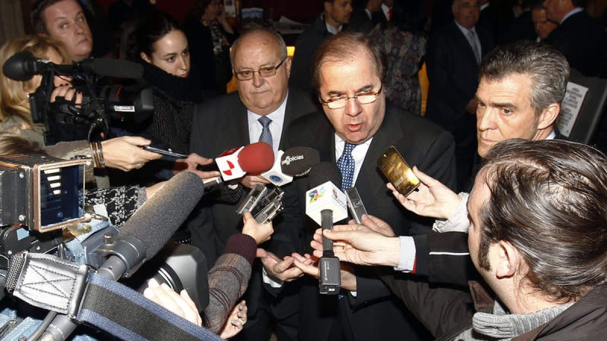 Herrera atiende a los medios antes de iniciar el acto de ayer con los empresarios.