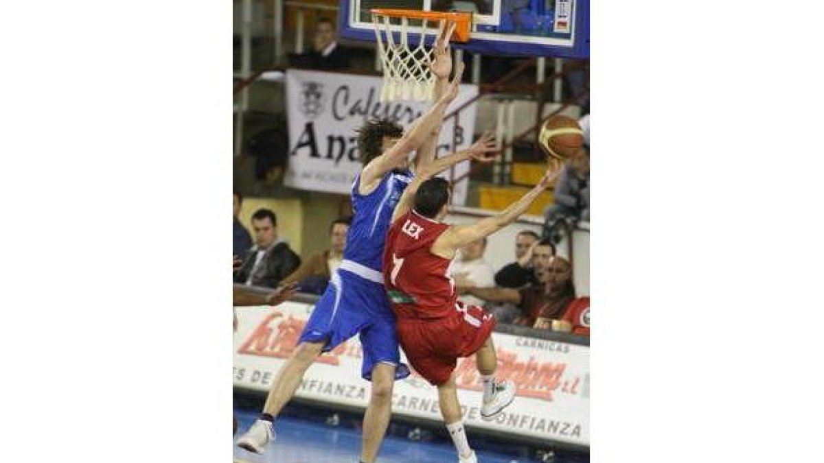 Álex González formó parte del cinco inicial leonés y se fajó con bravura ante las torres del Lleida
