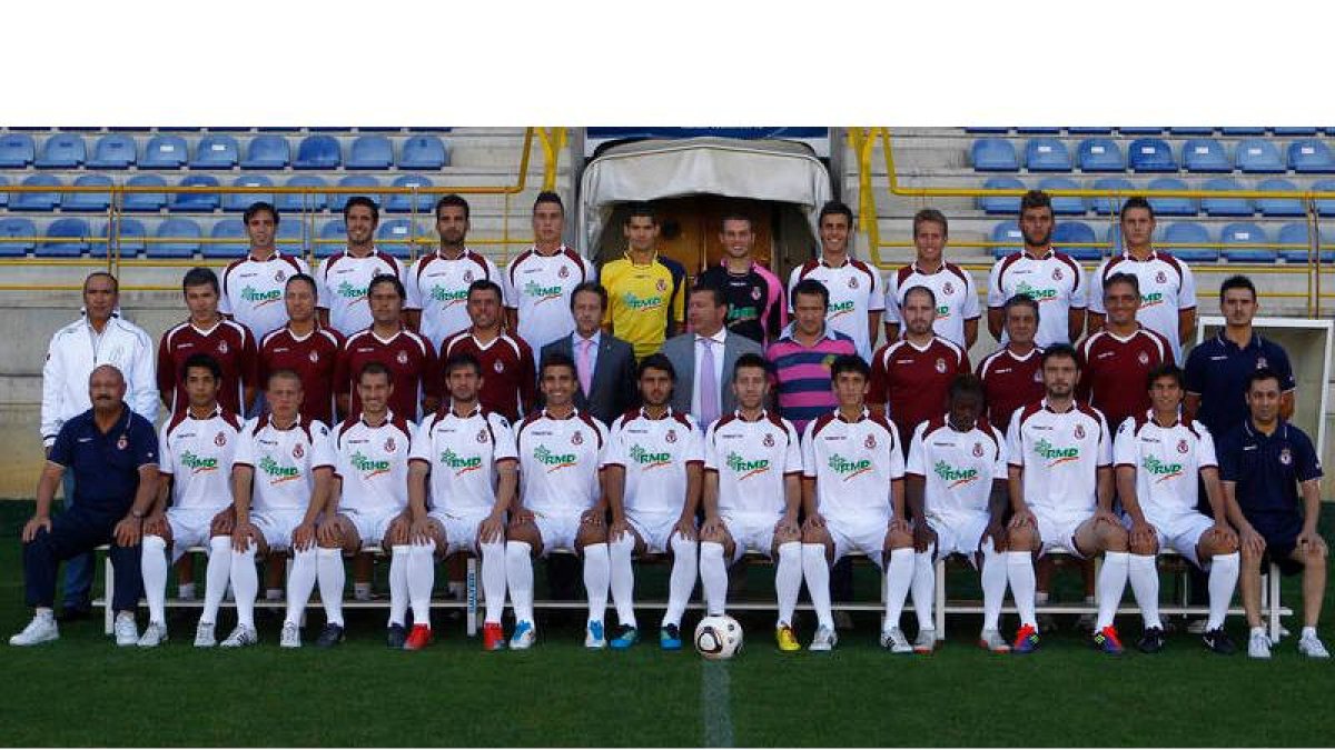 La Cultural y Deportiva Leonesa lució sus mejores galas para hacerse la foto oficial de la temporada 2011/12 con Javier Baena en la presidencia.