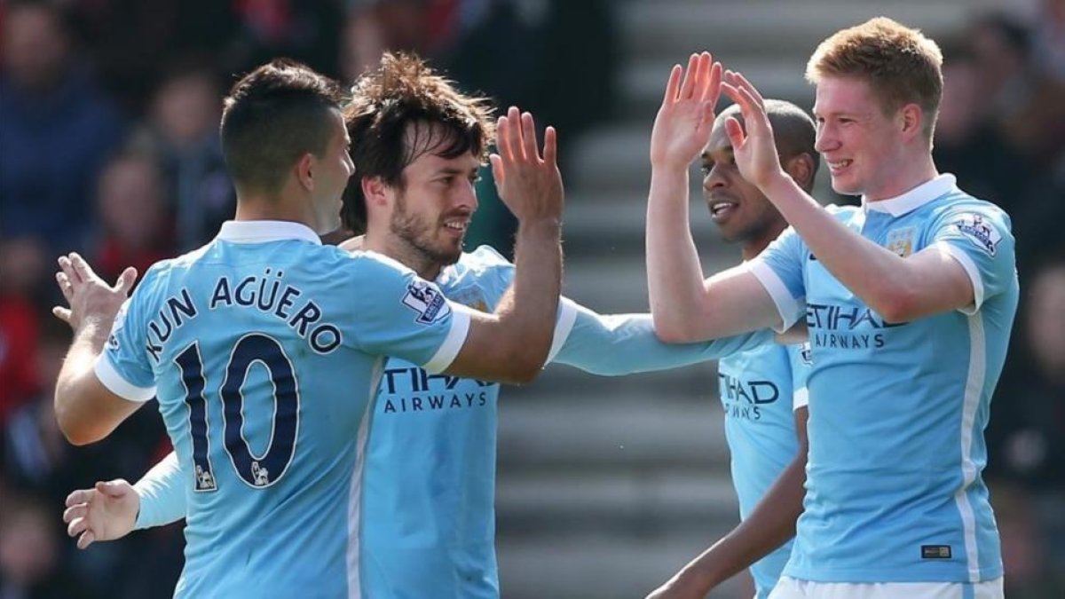 Agüero, Silva y De Bruyne celebran el gol del belga en su reaparición.