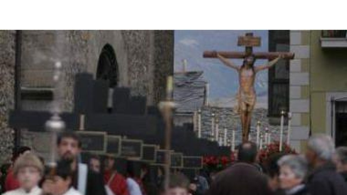 El Cristo de la Esperanza de la Hermandad de Jesús Nazareno fue portado anoche por más de 50 mujeres