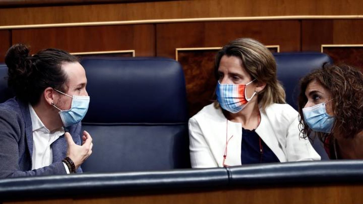 El vicepresidente segundo del Gobierno, Pablo Iglesias, conversa con la vicepresidenta cuarta, Teresa Ribera (c) y la ministra de Hacienda, María Jesús Montero. MARISCAL