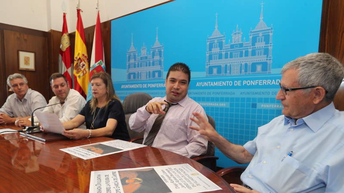 Blanco, Alonso y Gancedo, ayer junto a Robles y Cubero. DE LA MATA