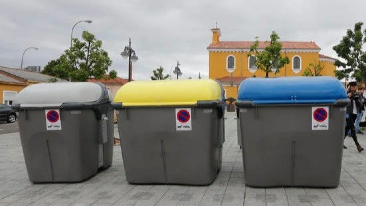 Contenedores para reciclar basura en León. JESÚS F. SALVADORES