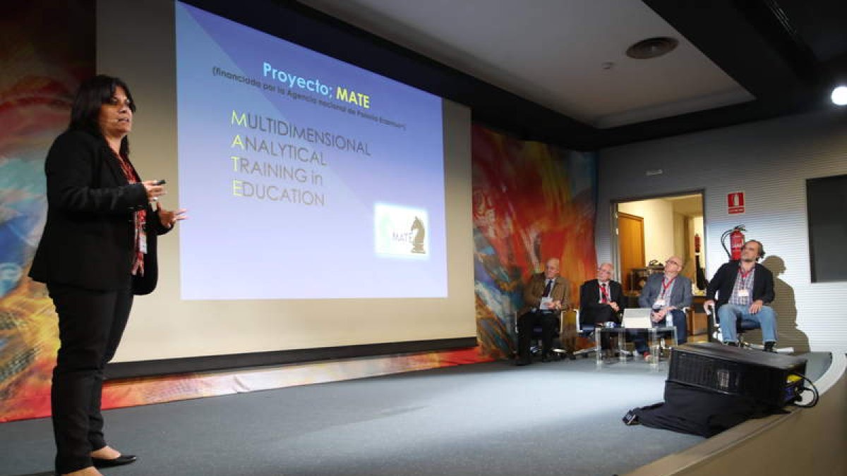 El seminario internacional de ajedrez arrancó ayer en el Ayuntamiento de León. RAMIRO