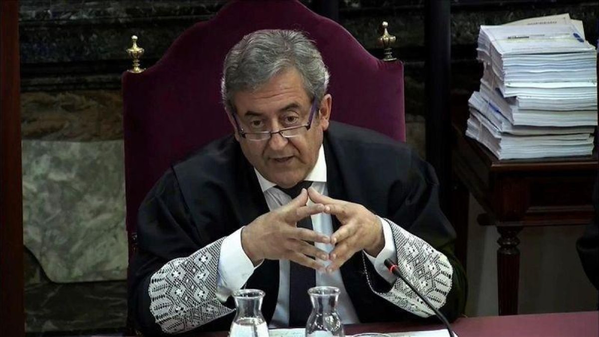El fiscal Javier Zaragoza lee su informe final en el juicio del procés.