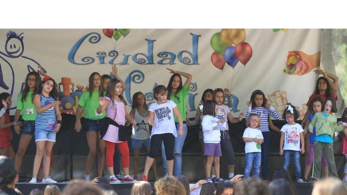 Un grupo de monitoras baila sobre el escenario con algunas de las participantes en la clausura de Cima 2011.