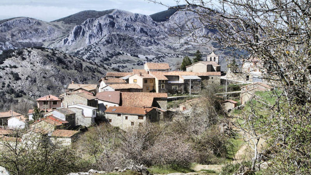 El camino de RomaArranca la ruta en Fuentes de Peñacorada y llega hasta el castro vadiniense de Castiello y el Campurrial, a los pies del mítico Peñacorada, de 1.835 metros. La senda atraviesa puentes de piedra y de troncos, pasa ruinas romanas, atraviesa