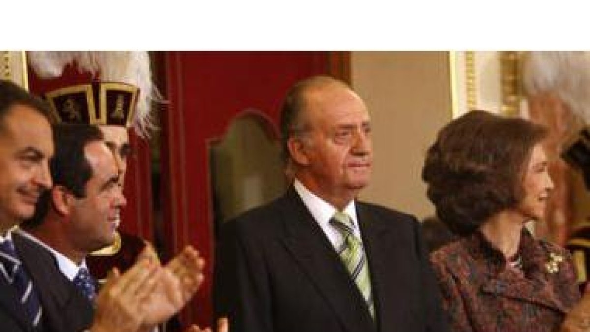José Luis Rodríguez Zapatero y José Bono aplauden el discurso del Rey Don Juan Carlos, ayer en el Co