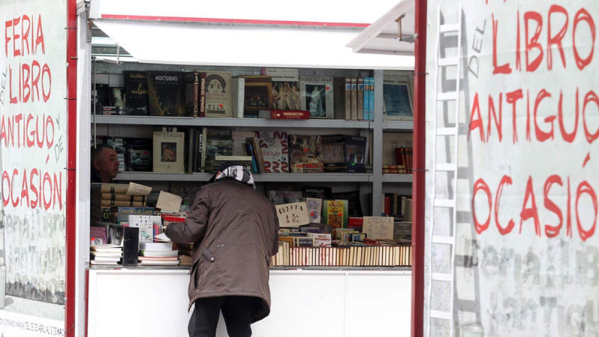 Los libreros están en la plaza de Fernando Miranda.
