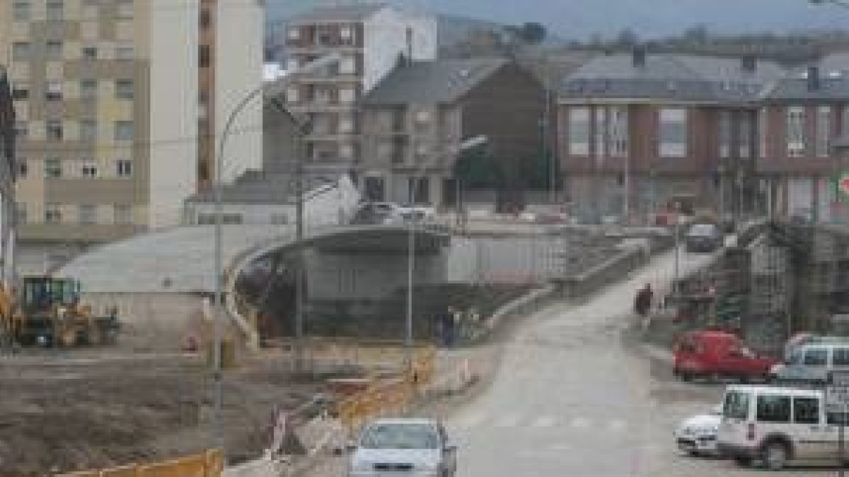 El paso sobre el río Boeza permanecerá cortado por las obras durante más de un mes