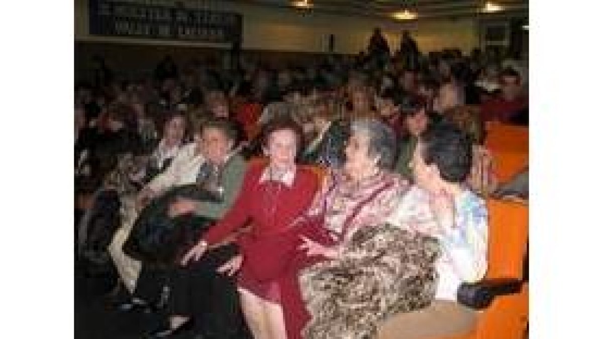 Algunas de las mujeres que fueron homenajeadas ayer en Villablino