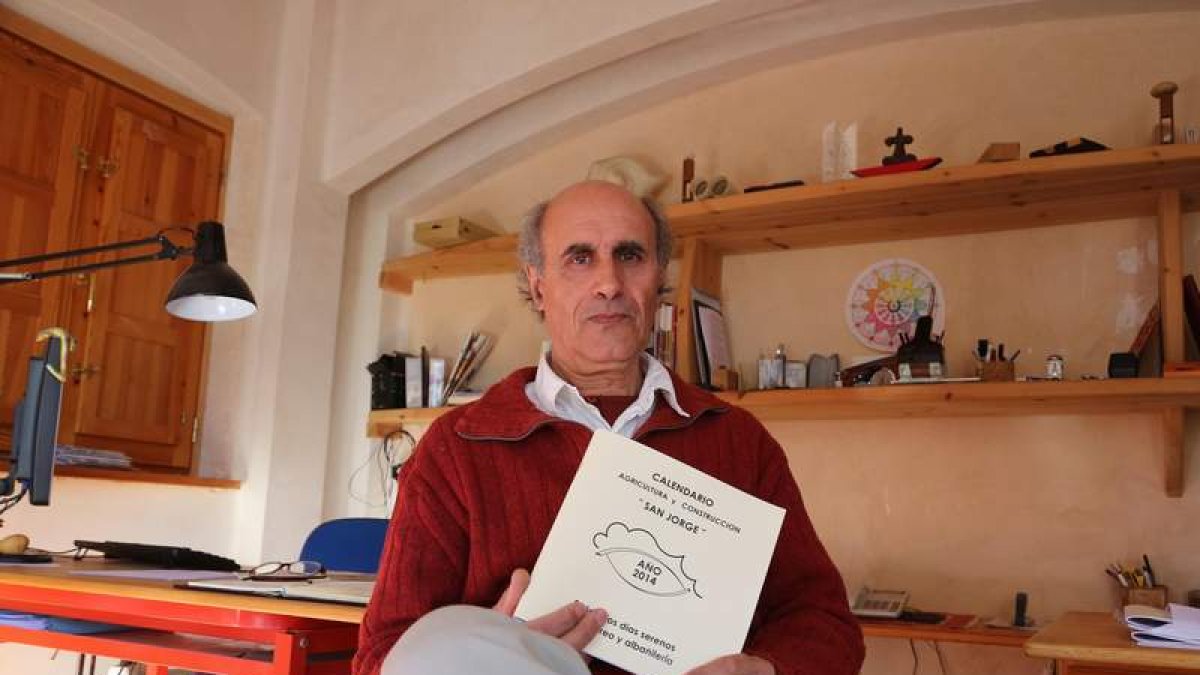 El arquitecto Francisco Alonso con el calendario de San Jorge en su casa de Valdefresno.