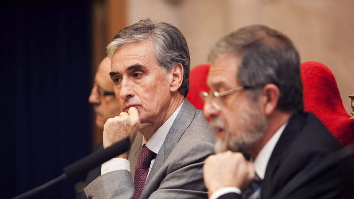 El ministro de Presidencia en funciones, Ramón Jáuregui, en un acto celebrado en Valladolid.