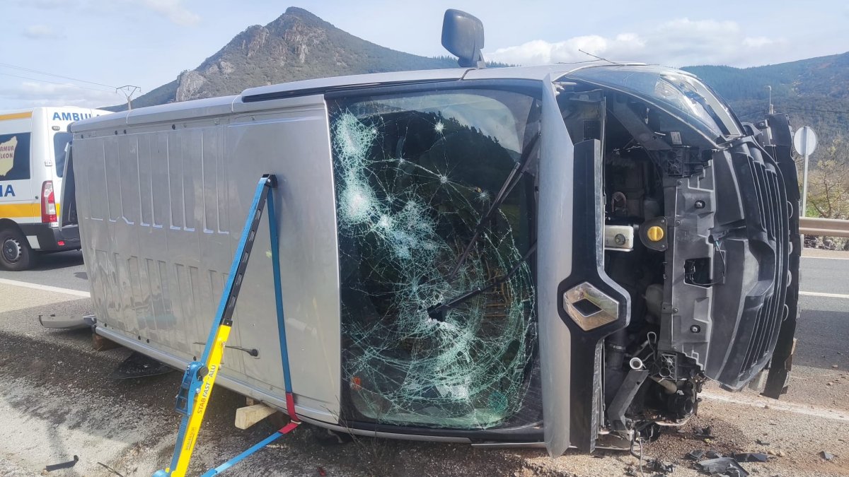 La furgoneta se salió de la carretera y quedó en vuelco horizontal. BOMBEROS PONFERRADA