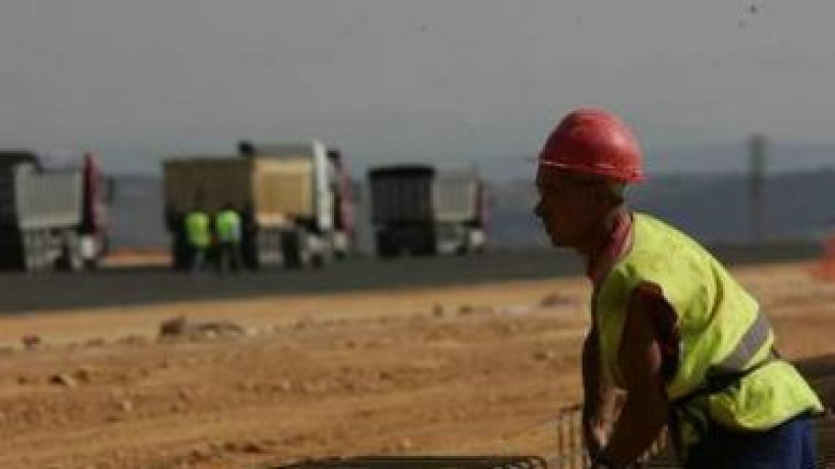 Imagen de archivo de un trabajador del sector de la construcción.