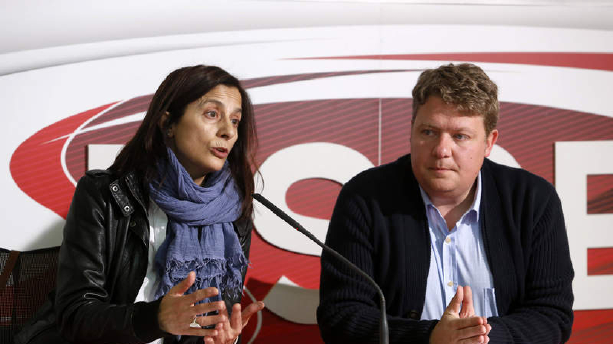 María José Díaz Caneja y Óscar Álvarez, ayer en la sede del PSOE en León