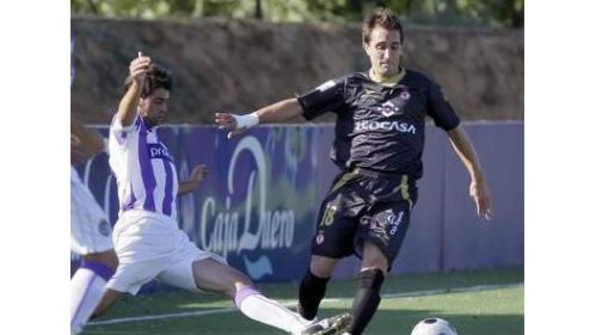 Rubén García (derecha), que ya es jugador del Oviedo, junto a Quique, pretendido por la Cultu.